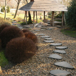 Kamienne i żwirowe ścieżki w ogrodzie