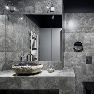 Marmurowa umywalka z kamienia naturalnego jako element dominujący w nowoczesnej łazience