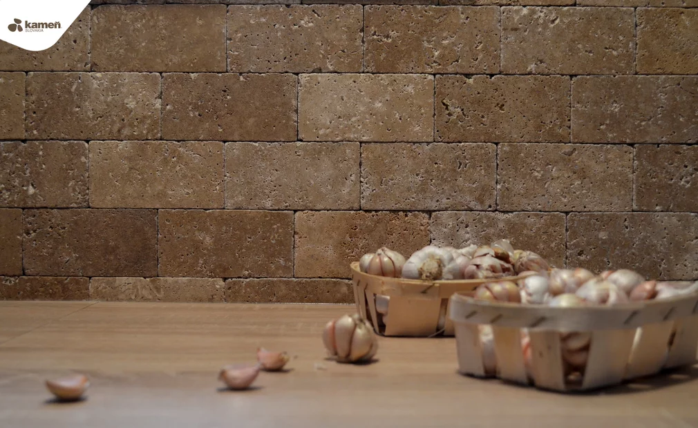 Okładzina ścienna za blatem kuchennym wykonana z kamienia Trawertyn