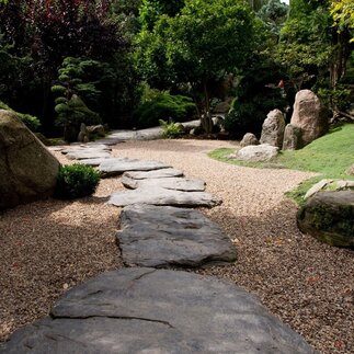 Ścieżki w ogrodzie wykonane z kamienia wapiennego